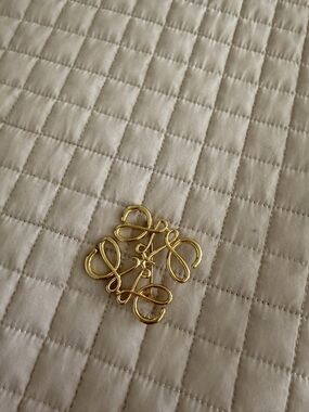 Gold-Tone Decorative Women's Brooch - Elegant Swirl Design